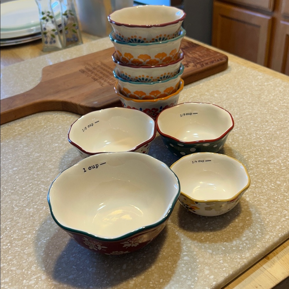 Pioneer women 5 ramekins and measuring cups 4
